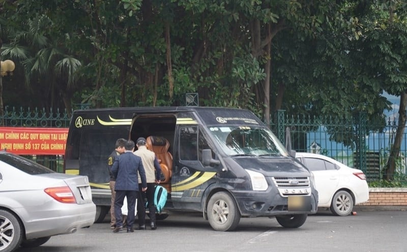Một số ý kiến cho rằng, thay vì dựa vào các thông số: số lượng chuyến xuất bến trùng lặp trong tháng, điểm đi, điểm đến, hợp đồng với hành khách... có thể yêu cầu các nhà xe, doanh nghiệp vận tải đón khách bằng bến ảo, được đăng ký và quản lý rõ ràng, cụ thể.