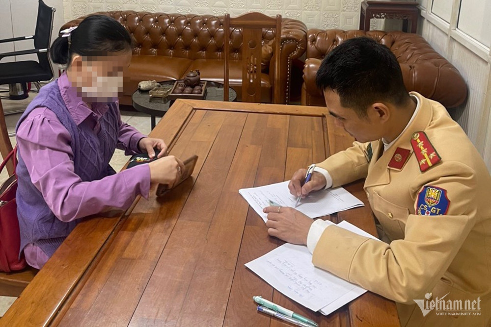 Bà Lương Hồng T. làm việc tại cơ quan công an
