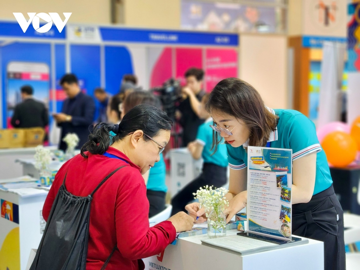 Khách tham quan VITM Hà Nội 2024 được tiếp cận các chương trình tour khuyến mại, vé máy bay giảm giá