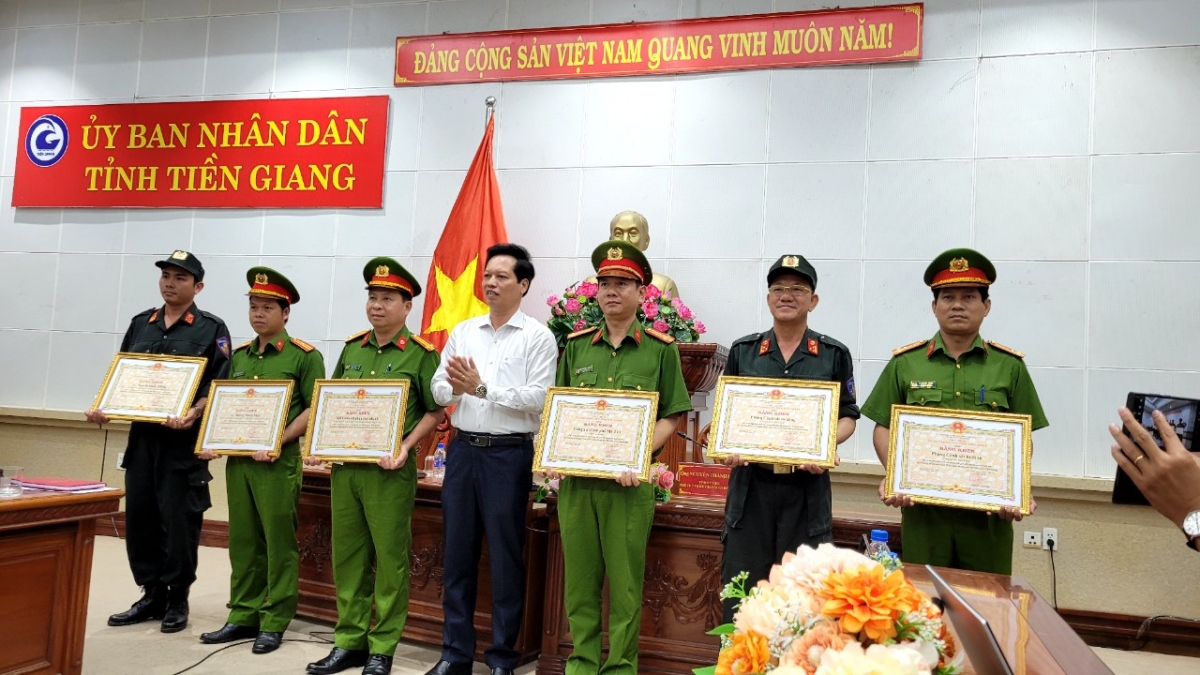 Nhiều tập thể, cá nhân được UBND tỉnh Tiền Giang tặng bằng khen về thành tích giải cứu các trẻ em trường mầm non Tuổi Thần Tiên.