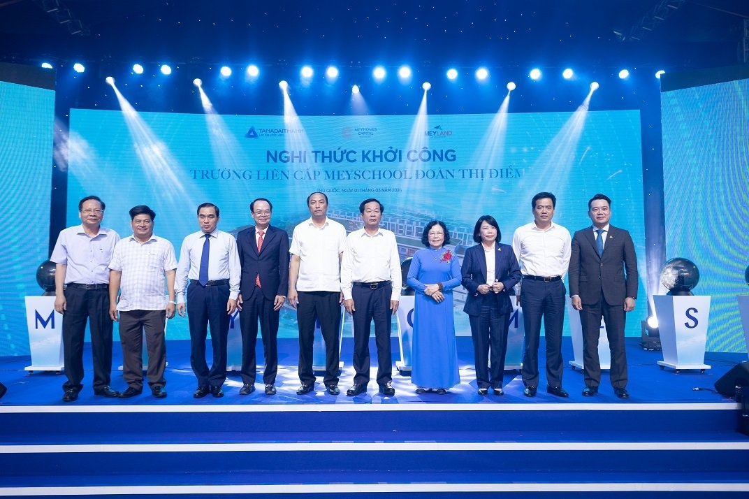 Đại diện chính quyền địa phương cùng Ban lãnh đạo Tập đoàn Tân Á Đại Thành và trường Đoàn Thị Điểm tại sự kiện