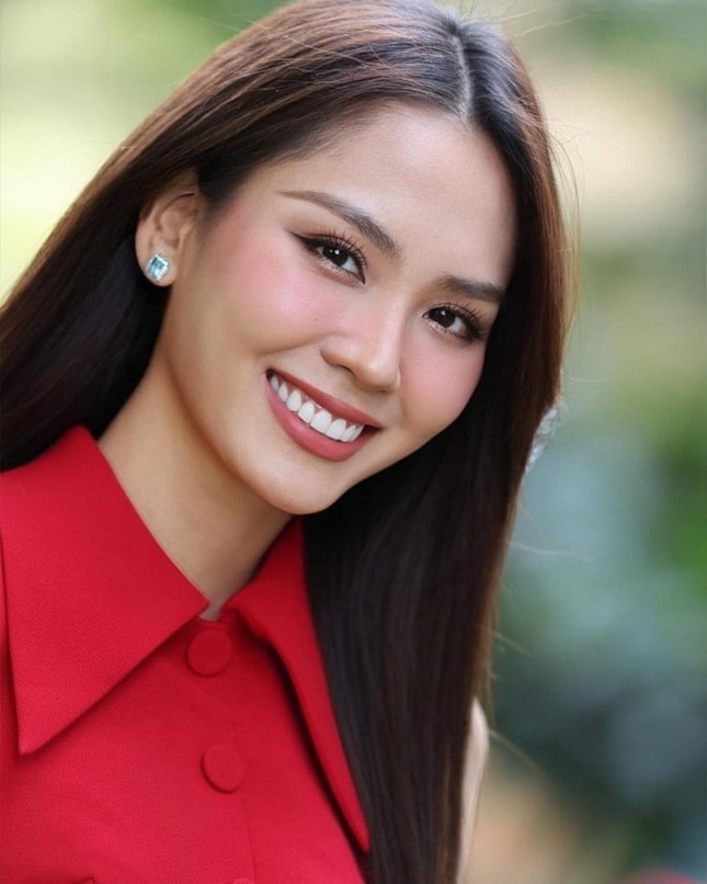  Hoa hậu Mai Phương và bà Phạm Kim Dung - Chủ tịch Miss World Việt nam đã lên tiếng xác nhận cô chính thức chiến thắng giải thưởng Multimedia Challenge và giành tấm vé vào thẳng top 40 trong đêm chung kết Hoa hậu Thế giới 2024 sẽ diễn ra vào lúc 21h ngày 9/3. Chia sẻ sau khi nhận kết quả, Mai Phương cho biết: "Mai Phương biết ơn khán giả ở Việt Nam rất nhiều. Khi nói đến lòng tự hào dân tộc, Việt Nam luôn là số 1. Mọi người đã liên tục re-up bài, tương tác và ban tổ chức đã nhìn thấy rất rõ điều đó".
Mai Phương cho biết khi công bố tên Việt Nam giành giải thưởng Multimedia Challenge, các thí sinh rất vui mừng và đã tới ôm cô để chia sẻ niềm vui. (Nguồn: Tiền Phong)