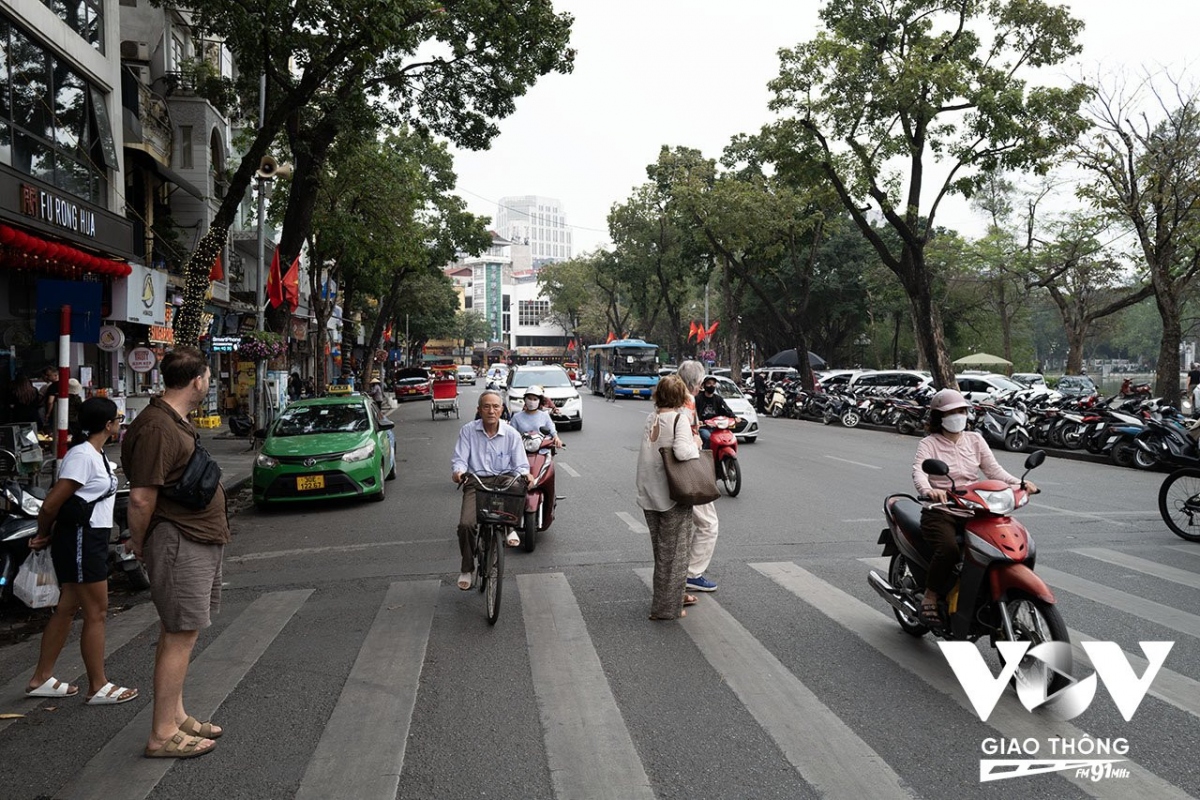 Giao thông vẫn là một trong những nỗi "khiếp sợ" với du khách lần đầu đến Hà Nội