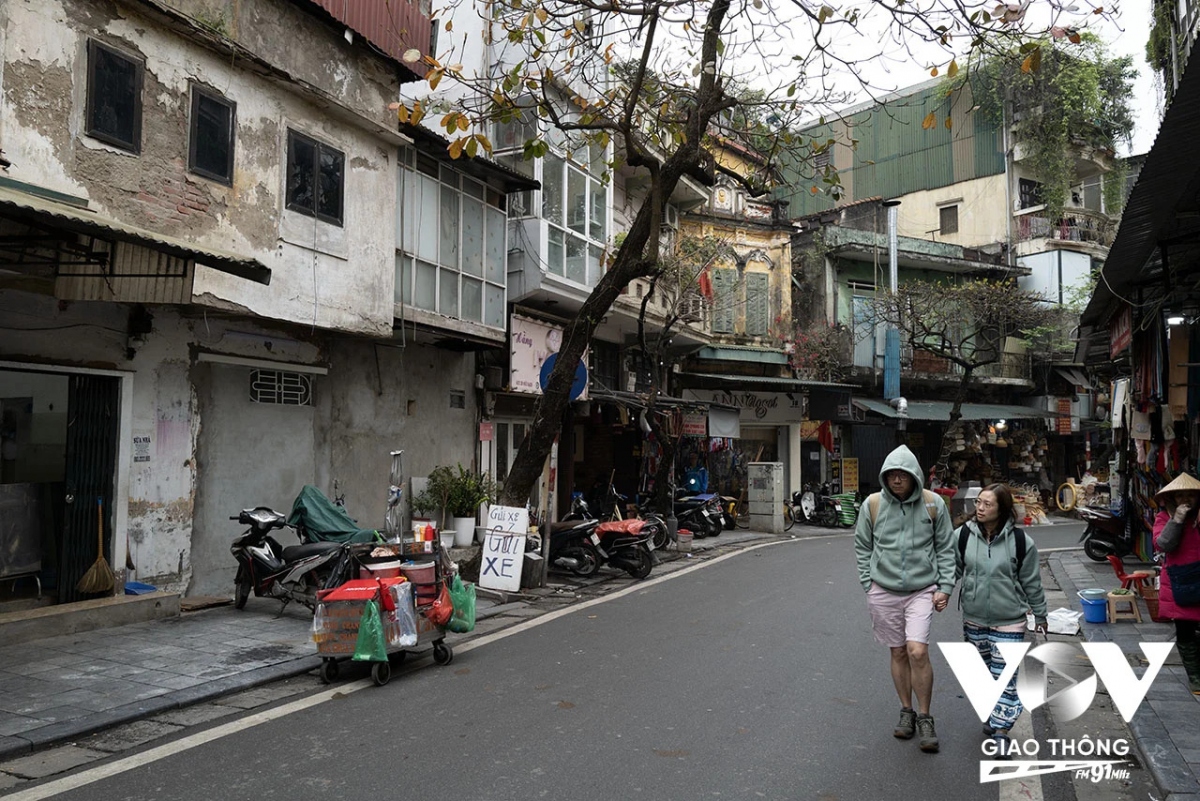 Thời tiết Hà Nội vào thời điểm này khá thú vị, có lẽ đây là một trong những nguyên nhân thu hút du khách quốc tế