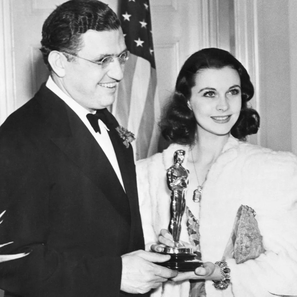 Vivien Leigh đoạt giải Nữ diễn viên chính xuất sắc nhất cho vai diễn trong Cuốn theo chiều gió năm 1941. 