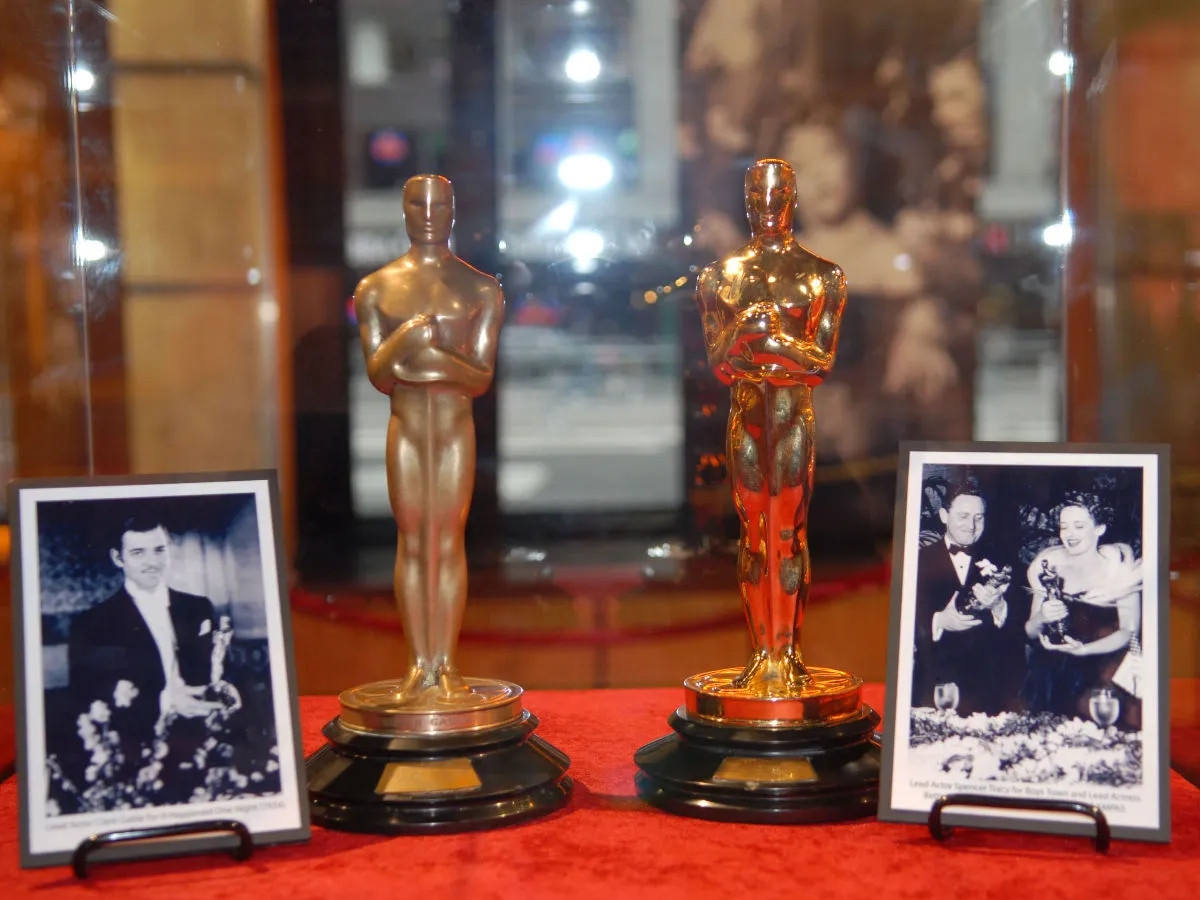 Tượng Oscar của Bette Davis và Clarke Gable được trưng bày tại Viện Khoa học &amp; Nghệ thuật Điện ảnh. 