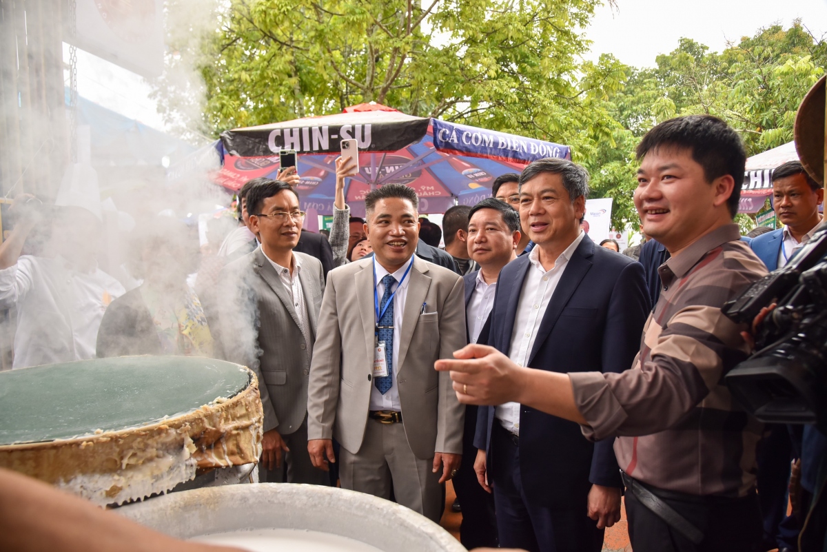 Làng Vân Cù đã nấu hơn 3.000 bát phở để phục vụ du khách trong ngày 15/3