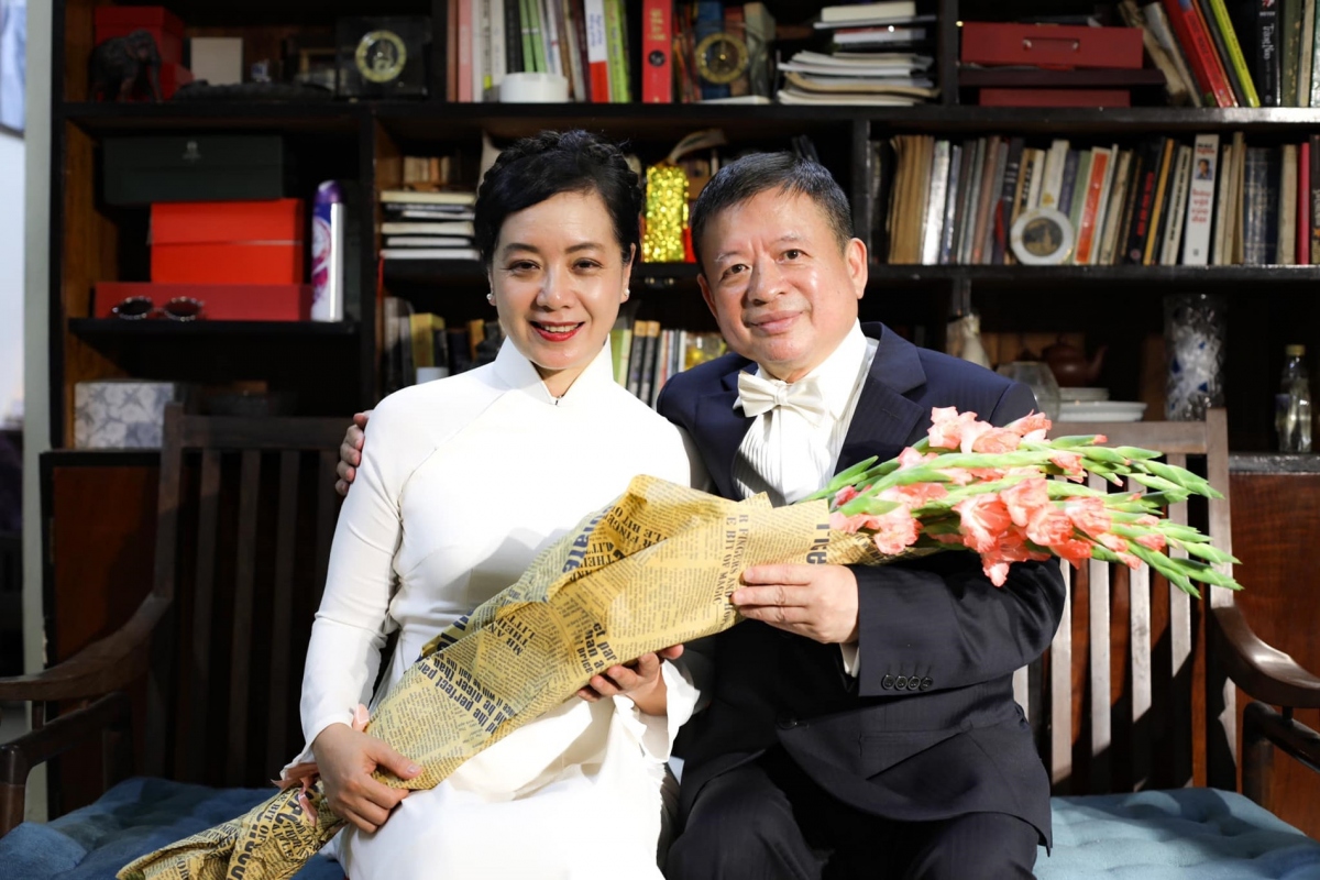 Trên trang cá nhân, NSƯT Chiều Xuân đăng ảnh hạnh phúc bên chồng nhân dịp kỷ niệm ngày cưới kèm theo những lời nhắn nhủ ngọt ngào tới ông xã. "Mừng ngày cưới 15/3, ngày hạnh phúc của chúng mình. Giờ đã lên chức ông bà ngoại, con cái cũng đã bắt đầu trưởng thành và giúp đỡ bố mẹ. Em luôn cảm ơn số phận đã cho em được làm vợ của anh. Mong tuổi già luôn bên nhau chăm sóc và yêu thương. Em và các con cháu yêu ông ngoại, yêu bố và yêu anh rất nhiều", nghệ sĩ Chiều Xuân viết.
Đáp lại những lời gửi gắm của vợ, nhạc sĩ Đỗ Hồng Quân viết: "Xúc động quá, cảm ơn người vợ của anh, người mẹ của 2 con gái và bà ngoại của 3 cháu xinh ngoan. Chúng mình đã và sẽ mãi bên nhau em yêu nhé! Thương yêu nhiều nhiều!". (Nguồn: VietNamNet)