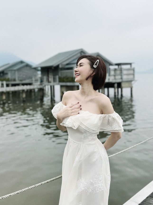 Hương Giang phủ nhận tin cô đã chụp ảnh cưới, chuẩn bị kết hôn. Nữ diễn viên cho biết hình ảnh đang được lan truyền trên mạng xã hội là phục vụ cho dự án phim "Món quà của cha" trước đó.
“Chú rể giấu mặt trong ảnh là diễn viên Tuấn Tú, không phải bạn trai tôi hiện tại”, Hương Giang nói. Chia sẻ thêm, diễn viên Hương Giang nói bạn trai cô là người sống hướng nội nên ngại xuất hiện trên truyền thông. Đó cũng là lý do cô chưa công khai hình ảnh cũng như danh tính bạn trai.
Theo Hương Giang, bạn trai hiện tại hơn tuổi, là người thanh lịch, nhẹ nhàng, điềm tĩnh và ứng xử đúng mực. Hương Giang cũng cho biết bạn trai cô không hoạt động nghệ thuật. Tuy nhiên, nữ diễn viên từ chối tiết lộ thêm dự định xa hơn của cả hai. (Nguồn: Tiền Phong)