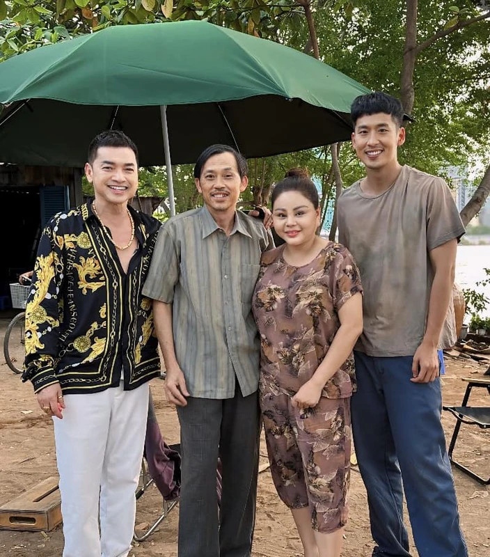 Mới đây, diễn viên Hoài Linh gây chú ý khi xuất hiện bên cạnh diễn viên Quang Minh - chồng cũ nghệ sĩ Hồng Đào trong ảnh hậu trường phim "Làm giàu với ma" với vẻ ngoài khác lạ. Nam danh hài sinh năm 1969 xuất hiện với tạo hình giản dị, giống với phong cách ngoài đời của anh nhưng có vẻ được hóa trang già hơn tuổi. Dù kém chồng cũ của Hồng Đào 10 tuổi nhưng Hoài Linh lại trông già và khắc khổ hơn.
Việc Hoài Linh trở lại với điện ảnh tiếp tục nhận được sự quan tâm của công chúng. Năm 2022, Hoài Linh đóng phim điện ảnh Mến gái miền Tây. Phim không thành công về mặt doanh thu. Từng là một trong những cái tên hàng đầu làng giải trí Việt, song những ồn ào "ngâm" 14 tỷ đồng tiền từ thiện năm 2021 khiến Hoài Linh ít xuất hiện trước truyền thông lẫn khán giả. (Nguồn: Dân Việt)