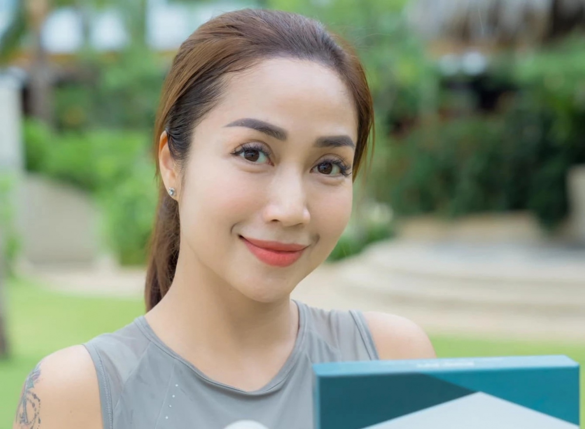 Trong một đoạn clip được đăng tải trên trang cá nhân, Ốc Thanh Vân vừa có những chia sẻ về cuộc sống tại Úc. Cụ thể, Ốc Thanh Vân cho biết sau khi kết thúc ca dạy yoga, cô đã lái xe hơn 45 phút để giao hàng cho khách. Bà mẹ 3 con bày tỏ niềm hào hứng khi được đặt chân đến những vùng đất mới nhờ những lần di chuyển vì công việc này. Nữ diễn viên phim Lật mặt 5 bật mí thêm: “Mỗi ngày tôi đều làm việc, rồi tranh thủ đi gửi hàng cho khách như vậy. Cái gì mình thấy cực thì nó là cực, thấy nó khó khăn thì nó khó khăn. Tôi đã chấp nhận sự dịch chuyển này thì phải chấp nhận sự thay đổi và thích nghi với nó”. (Nguồn: Thanh niên)