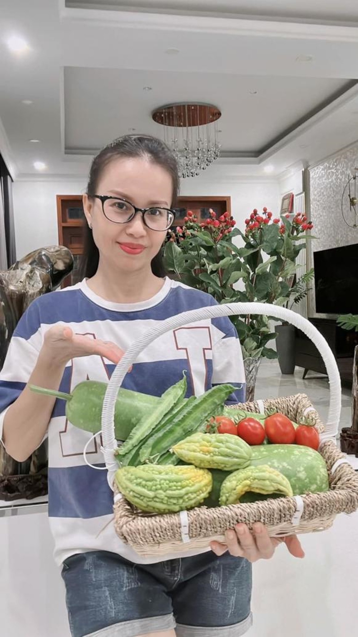 Dù ở biệt thự phố nhưng nữ ca sĩ Cẩm Ly vẫn có thể vui thú miệt vườn, trồng nhiều rau quả sạch cung cấp thực phẩm cho gia đình dùng mỗi ngày. Bận rộn công việc nhưng Cẩm Ly luôn dành thời gian chăm chút, cắm hoa làm đẹp thêm không gian sống. Ngoài vườn, Cẩm Ly cũng dành không gian nhỏ có bàn ghế để thư giãn, hít thở không khí thiên nhiên. Góc vườn nhỏ bên dưới hay sân thượng của biệt thự qua bàn tay của nữ ca sĩ đều biến thành "nông trại" trồng nhiều loại rau quả sạch cung cấp thực phẩm cho gia đình dùng mỗi ngày. (Nguồn: VietNamNet)