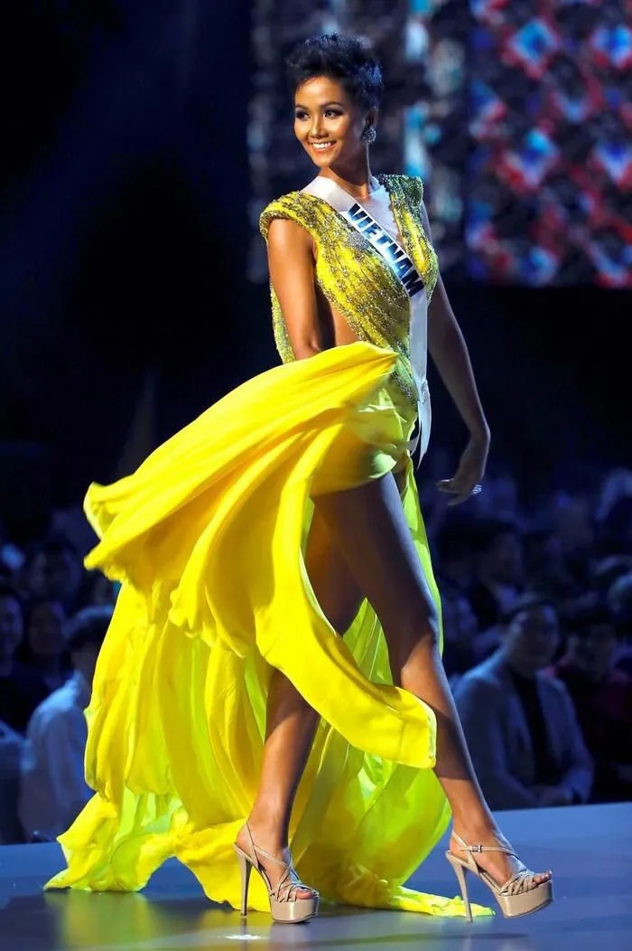 Màn trình diễn xoay váy của H'Hen Niê tại Miss Universe gây chấn động quốc tế