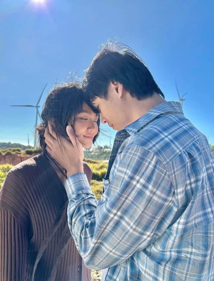 Thời gian qua, khán giả nghi ngờ việc H'Hen Niê và bạn trai cũ đã "nối lại tình xưa" sau gần 1 năm chia tay. Cụ thể, bạn trai cũ của nàng hậu có động thái gây chú ý khi đăng hình ảnh mặc chiếc áo ghi tên H'Hen Niê, kèm chia sẻ: "Đi lựa đồ được cái áo có tên Hoa hậu".
Dòng chữ trên áo của anh là: "Inside me is H’Hen Niê" (Tạm dịch: Phía bên trong tôi là H'Hen Niê). Ngoài ra, anh chàng này cũng công khai ủng hộ khi chia sẻ poster dự án nghệ thuật của bạn gái cũ trên trang cá nhân. 
Loạt hành động này của anh khiến cư dân mạng xôn xao cho rằng cặp đôi đã tái hợp sau thời gian "đường ai nấy đi". (Nguồn: VTC News)