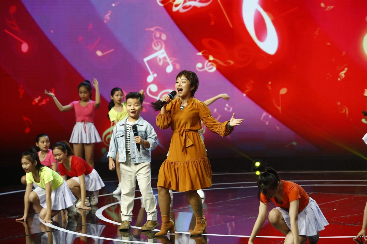 Ca sĩ Thái Thùy Linh cho biết: "Đây là lần đầu tiên tôi và Cá Mập (tên con trai) làn đầu tiên song ca trong một chương trình lớn. Cá Mập cũng là động lực để tôi gác hết mọi công việc trên Hòa Bình về Hà Nội hai ngày để tập luyện, chuẩn bị trang phục và ghi hình. Cá Mập rất hào hứng khi được tham gia chương trình này. Và sự xuất hiện của con cũng làm cho mẹ Linh lẫn ê-kíp thực hiện chương trình và khán giả rất vui. Tôi nghĩ, việc ê-kíp mời hai mẹ con cùng tham gia chương trình chủ đề "Khát vọng xanh" lần này chắc đã có chủ ý, vì bản thân tôi cũng đang hướng đến việc làm nông nghiệp xanh, lối sống sạch". (Nguồn: Dân Việt)