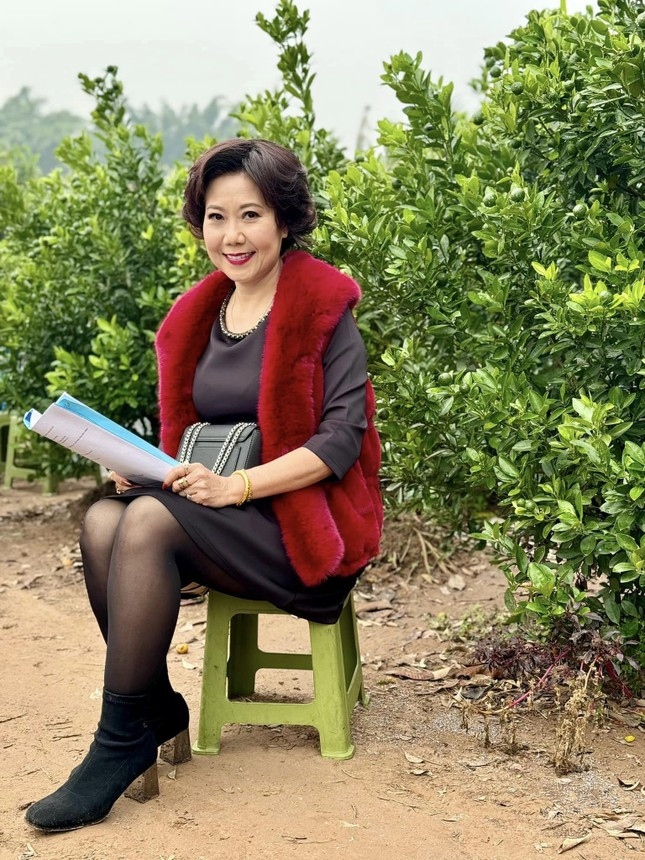 Sau cả chục năm vắng bóng, diễn viên hài Thu Hương tái xuất với vai bà Mến - mẹ của Mỹ Đình (Thúy Diễm) - trong phim truyền hình giờ vàng "Trạm cứu hộ trái tim" quy tụ các diễn viên như Hồng Diễm, Thúy Diễm, Quang Sự. Chia sẻ về vai diễn mới, nghệ sĩ Thu Hương cho biết chị nhập vai bà chủ một số cửa hàng vàng tại TP.HCM, có chuyến ra Hà Nội để kiểm tra công việc làm ăn của một chi nhánh. Nữ diễn viên ghi hình cho vai diễn từ cuối năm 2023. Nhân vật bà Mến là dân kinh doanh nên rất sắc sảo. Nhắc đến quãng thời gian nghỉ đóng phim truyền hình, Thu Hương từng thổ lộ chỉ tập trung cho công việc ở đoàn kịch I, Nhà hát Tuổi trẻ. Diễn viên Hương "tươi" khẳng định có sở trường chính kịch, được giao nhiều vai nặng ký trong các vở như Cô gái đội mũ nồi xám, Cầu vồng lục sắc, Tôi đi tìm tôi… Dù ít xuất hiện trên phim truyền hình nhưng dịp cuối năm, chị vẫn đều đặn tham gia phim hài Tết. (Nguồn: Tiền Phong)