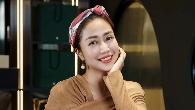 Theo Ốc Thanh Vân, vì bận rộn công việc và chăm lo cho người thân nên chồng phải đi về giữa Việt Nam và Úc. Cô cũng phủ nhận thông tin “đường ai nấy đi” với người bạn đời khi một khán giả thắc mắc. Bà mẹ ba con nói: “Chúng tôi vẫn hạnh phúc đây”.
Ốc Thanh Vân chia sẻ việc thay đổi môi trường sống mới không hề đơn giản, nhưng cô giữ tinh thần lạc quan và không ngừng cố gắng để thích nghi. Nói thêm về cuộc sống hôn nhân, diễn viên Lật mặt 5 cho hay: “Người ta "tình" quá trời mà mọi người nói “hình như đã bye rồi hay sao vì đứa ở Việt Nam đứa ở Úc”. Đâu có đâu. Anh ấy qua Úc theo đợt, từ bữa tới giờ anh ấy qua mấy lần rồi, bây giờ cũng đang ở đây nè". (Nguồn: Thanh niên)