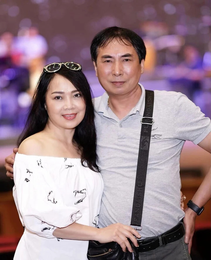 NSND Thái Bảo và NSƯT Anh Tuấn kết hôn năm 1989. Cuộc sống đầu hôn nhân của họ thực sự khó khăn. NSND Thái Bảo kể, sau đám cưới, tài sản của hai người chỉ có một chiếc giường và một chiếc tủ của nhạc sĩ Quang Vinh tặng nhưng tủ bị hỏng cửa, mỗi lần cất hay lấy quần áo, hai vợ chồng đều chật vật.
Rất ít khi chia sẻ hình ảnh hay thông tin về chồng, lần xuất hiện trong Chuyện đêm muộn, NSND Thái Bảo tâm sự: “Tôi luôn cảm thấy hạnh phúc vì chồng và con trai rất thấu hiểu mình. Nhiều người hỏi sao tôi lại sinh ít con thế, chỉ sinh có một đứa? Là tại vì tôi quá đam mê nghệ thuật nên quên mất việc riêng. Việc gì cũng có cái giá của nó. Tôi không day dứt vì chuyện này, chỉ có hơi tiếc được nghe ít tiếng cười con trẻ thôi”. (Nguồn: VTC News)