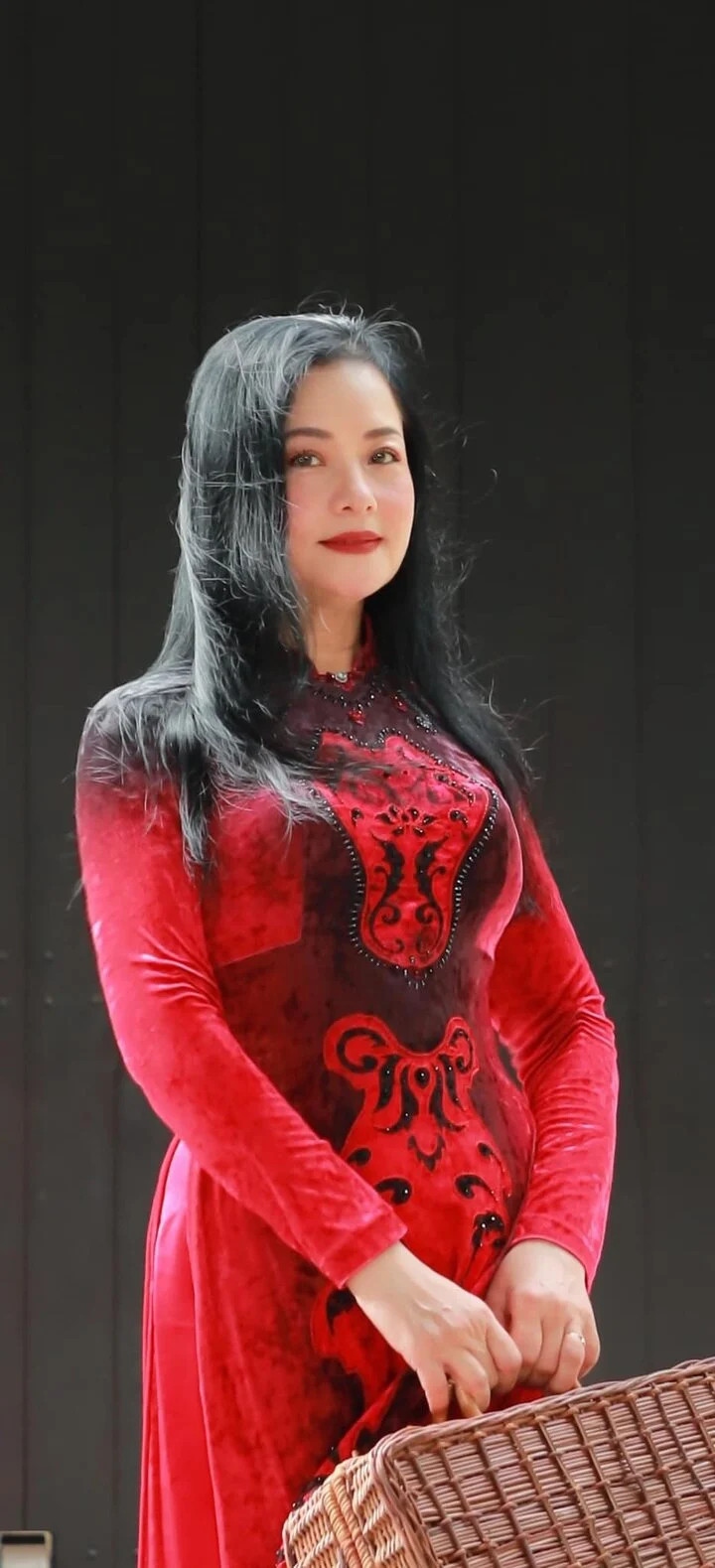 Nhờ sân khấu kịch, Đại tá, NSND Thu Quế “bén duyên” với ông xã Phạm Cường: “Năm 1990 tôi về Nhà hát Kịch nói Quân đội. Vài năm sau anh Cường về công tác cùng đoàn. Chúng tôi bén duyên nhau, hẹn hò được 3, 4 năm thì kết hôn”. Nữ nghệ sĩ cho hay, tình yêu của 2 người nghệ sĩ khá giản dị: “Chỉ cần đọc thư của người yêu thôi là đã đủ để tôi cảm thấy hạnh phúc rồi. Đến với nhau bằng 2 bàn tay trắng nên tình yêu của chúng tôi cũng giản dị, nhẹ nhàng thế”.
Vì công tác cùng một nhà hát nên Thu Quế và Phạm Cường có sự thấu hiểu, cảm thông sâu sắc cho công việc của nhau. Nữ nghệ sĩ chia sẻ, tình yêu và sự tin tưởng của đối phương chính là “bí quyết” giúp chị và ông xã giữ gìn hạnh phúc gia đình: “Nếu nói rằng suốt cuộc đời làm nghề chúng tôi chưa từng “say nắng” bạn diễn thì là không thật lòng. Người nghệ sĩ khi lên sân khấu, hóa thân thành nhân vật sẽ phải sống với cảm xúc của nhân vật. Nhưng chúng tôi hiểu được rằng, đó là cảm xúc của nhân vật, là cảm xúc trên sân khấu mà thôi”. (Nguồn: VTC News)