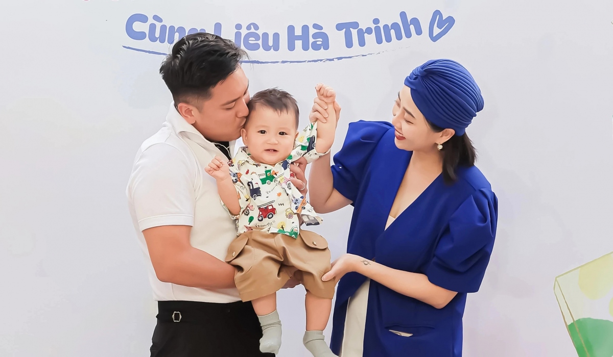 Nói về cuộc sống hôn nhân, Liêu Hà Trinh bộc bạch: “Mong ước của tôi giống như mọi người phụ nữ, chỉ cần gia đình bình yên, hạnh phúc. Tôi bắt đầu nghĩ đến chuyện kinh doanh để dành thời gian ở nhà vun vén cho tổ ấm nhiều hơn”. Liêu Hà Trinh tâm sự cô và Anh Khoa có sự khác biệt như “hai thế giới” nhưng “mọi người thường đi tìm những thứ mình không có”. Nếu như nữ MC sống theo cảm xúc, ẩn ý thơ văn thì người bạn đời lại sống thực tế, thẳng thắn. (Nguồn: Thanh niên)