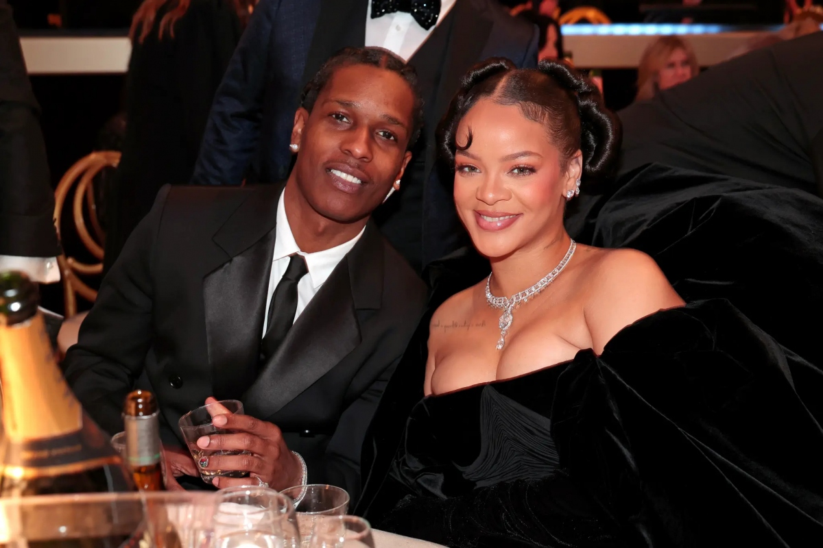 Rihanna và A$AP Rocky sống trong một biệt thự rộng lớn ở Beverly Hills cùng với hai đứa con của họ. Người sáng lập Fenty Beauty đã mua biệt thự theo phong cách thuộc địa vào năm 2021
