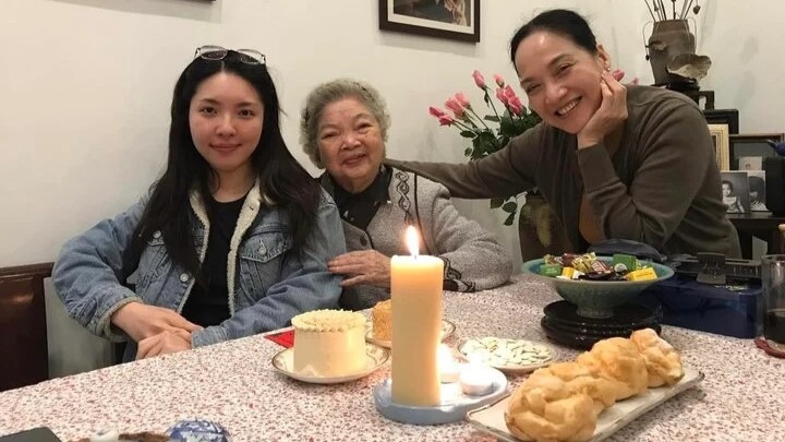 NSND Lê Khanh vừa chia sẻ khoảnh khắc đẹp của hai mẹ con trong dịp sinh nhật con gái cưng. Nữ nghệ sĩ gạo cội bồi hồi nhớ lại cảm xúc lần đầu làm mẹ. NSND Lê Khanh tâm sự: "Tháng 3 năm ấy, mẹ trở dạ, cơn co cứ dội lên như sóng cuộn, rồi lại thoải xuống như sóng trào. Đợi sóng thoải, mẹ tranh thủ thắp hương, trang điểm, chọn đầm, soạn đồ sơ sinh không thiếu thứ gì. Đầm voan Nhật, mascara Pháp, son không phai Thái, sức chút Chanel, đợi kiệu rước tới Bệnh viện C (Bệnh viện phụ sản Trung ương)". 
NSND Lê Khanh kể lúc đó, chồng chị, đạo diễn Phạm Việt Thanh biết tin vợ sắp đẻ, tất tưởi trở về. Tuy nhiên, anh ngỡ ngàng khi thấy dáng vẻ lộng lẫy của chị. Lý giải với chồng, NSND Lê Khanh cho biết bản thân "phải đẹp để bác sĩ đỡ mệt và để chào đời con thấy mẹ xinh". (Nguồn: VTC News)