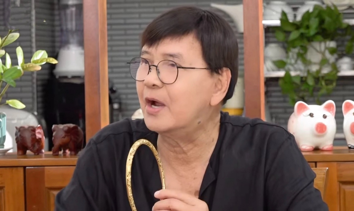 Chia sẻ trong chương trình, NSND Thanh Điền nói sau mấy chục năm nỗ lực hoạt động nghệ thuật, ông may mắn được phong tặng danh hiệu Nghệ sĩ nhân dân. Đối với diễn viên Ngao sò ốc hến, đó là một cột mốc đáng nhớ trong chặng đường làm nghề, khiến bản thân vỡ òa hạnh phúc. Điều khiến nam khách mời vui nhất chính là vợ ông - Thanh Kim Huệ cũng được truy tặng danh hiệu này sau 2 năm rời cõi tạm. 
Cũng trong chương trình, NSND Thanh Điền bất ngờ tiết lộ món kỷ vật gắn liền với người bạn đời trong chặng đường nghệ thuật, được ông gìn giữ đến hiện tại. Đó là chiếc vòng cổ từng được NSND Thanh Kim Huệ đeo khi diễn Ngao sò ốc hến và Thái hậu Dương Vân Nga. “Mỗi đêm diễn chung, tôi đều thấy món đồ này. Đối với tôi, đó là ấn tượng sâu sắc vì nó chứng kiến những giây phút thăng hoa của vợ trên sân khấu. Nhìn chiếc vòng đeo cổ, tôi như nhìn thấy vợ”, nam nghệ sĩ nghẹn ngào. (Nguồn: Thanh niên)