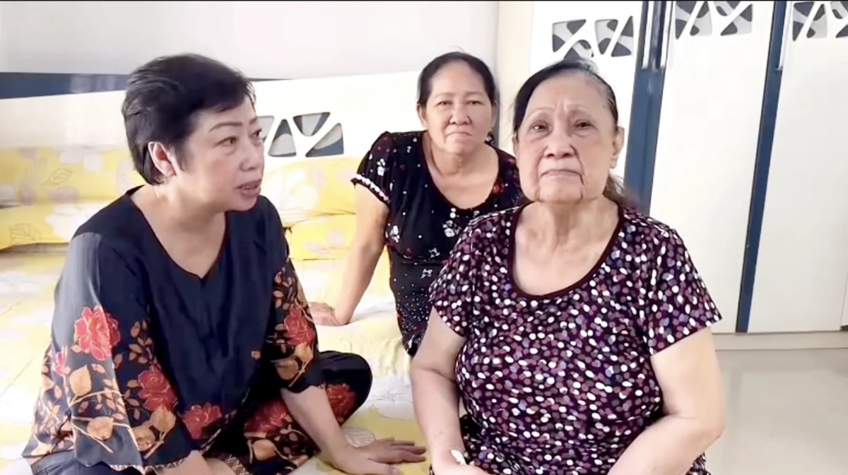 Bước qua thời hoàng kim, ở tuổi 69, nghệ sĩ cải lương Hoa Mỹ Hạnh đi làm giúp việc, đấm bóp cạo gió, làm móng dạo... để có tiền trang trải cuộc sống. Bà nghẹn ngào rằng 'đôi lúc khổ quá chỉ muốn chết cho rồi'. Nhận được tiền từ nhóm Ngũ long du ký (gồm diễn viên Phi Phụng, Phương Dung, Thụy Mười và Năm Chà), bà nghẹn ngào: "Tôi mừng dữ lắm, thật sự thời gian qua tôi khổ quá. Mấy lúc này tôi bị đau thần kinh tọa, nhức đầu, bệnh đủ thứ. Tới ngày tái khám nhưng tôi không có tiền đi. Bây giờ tôi đi làm cạo gió đấm bóp tại nhà, họ muốn cho nhiêu cho, một lần được 20.000 - 30.000 đồng vậy đó". (Nguồn: Thanh niên)