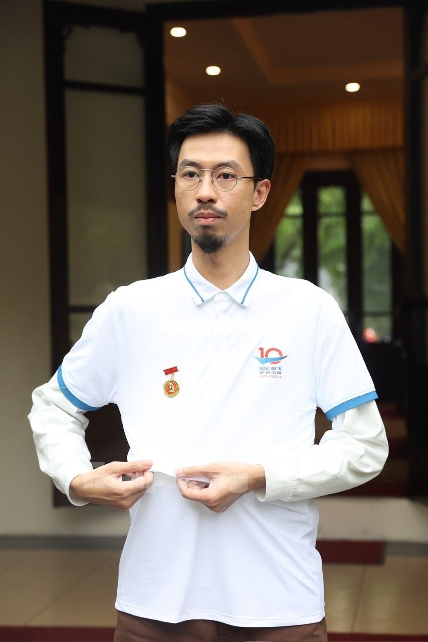 Lần đầu hé lộ về một nhân vật góp phần tạo nên bước ngoặt trong đời, Đen Vâu bày tỏ: "Có một người với một câu nói đặc biệt mà tôi nhớ mãi cho đến bây giờ. Khoảng 15 năm trước tôi có gặp một chị người nước ngoài tên Gabrielle, là tình nguyện viên đến vịnh Hạ Long để dạy tiếng Anh cho trẻ em sống trên biển.
Do muốn trau dồi tiếng Anh nên Đen hay nói chuyện với chị. Có một lần vô tình chia sẻ việc đang tập viết rap, vì không tự tin nên tôi không dám cho ai nghe. Chị Gab nói cho chị nghe thử. Tôi đưa chị nghe vào lần gặp sau đó và chị ấy nói rằng chị ấy thấy khá tốt. Đen tỏ ý không tin vì nghĩ chị khen cho vui thôi, chị ấy nói một câu đại loại là: "Em đang làm tốt đấy, tin chị đi vì chị nghe nhạc rap từ khi em còn là con nít cơ".
Thực sự đó là lời động viên vô cùng to lớn để ngày đó Đen mạnh dạn đưa nhạc của mình lên trên mạng. Đó là một kỷ niệm mà tôi nhớ mãi". (Nguồn: Tiền Phong)