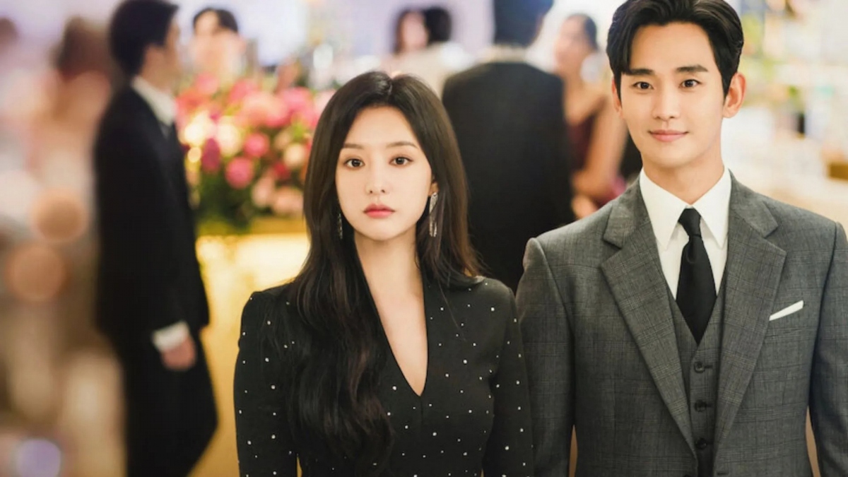 Kim Soo Hyun với bạn diễn Kim Ji Won trong bộ phim truyền hình Hàn Quốc Netflix 'Queen of Tears' năm 2024