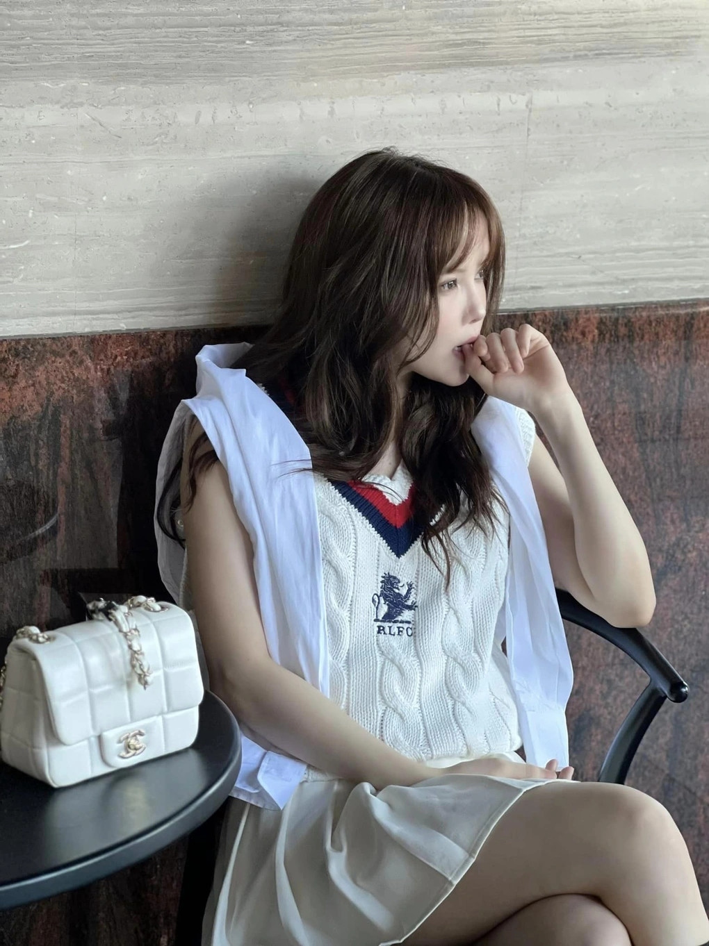 Gần đây, Thiều Bảo Trâm vướng nghi vấn có bạn trai mới. Mạng xã hội lan truyền một số hình ảnh nữ ca sĩ thân thiết bên chàng trai lạ mặt. Chàng trai này cũng thường xuyên tương tác trên trang cá nhân người đẹp gốc Thanh Hóa. Nhiều khán giả cho rằng người này chính là bạn trai mới của Thiều Bảo Trâm. Người yêu tin đồn của Thiều Bảo Trâm được cho kém cô vài tuổi, hiện sống, làm việc song song tại Pháp và Việt Nam. Đại diện truyền thông của Thiều Bảo Trâm từ chối trả lời sự việc này. 
Thời gian qua, Thiều Bảo Trâm tận hưởng cuộc sống tuổi 30 bình yên, nhiều năng lượng tích cực. Những hình ảnh khoe sắc vóc của nữ ca sĩ nhận nhiều lời khen từ người hâm mộ. Khán giả nhận xét Thiều Bảo Trâm ngày càng thăng hạng sắc vóc và gu thời trang. Gần đây, giọng ca "Sau lưng anh có ai kìa" bắt đầu đổi phong cách từ ngọt ngào, nữ tính sang gợi cảm và trưởng thành hơn. (Nguồn: Dân trí)