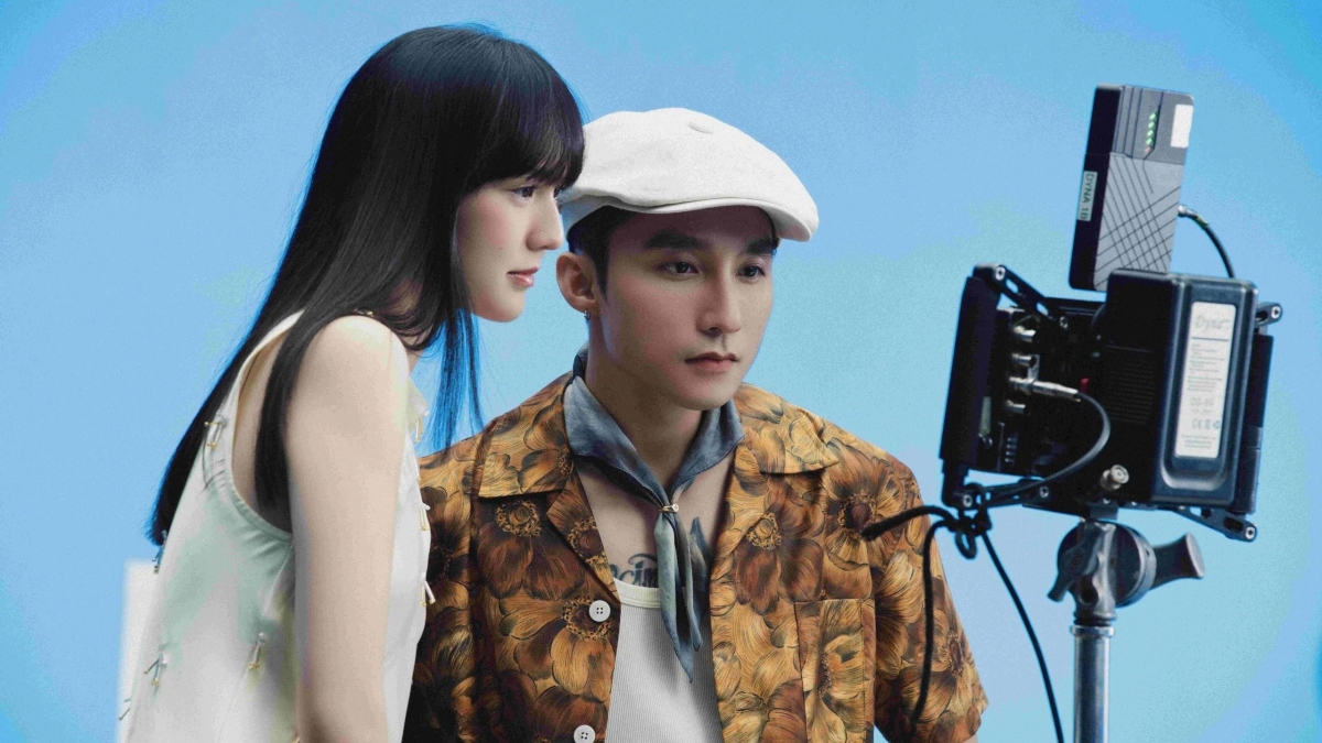 Trở lại với vai trò diễn viên độc quyền trong MV của Sơn Tùng M-TP, Hải Tú nói việc trở lại mang cho cô nhiều cung bậc cảm xúc, từ vui, buồn đến bồn chồn. Bạn gái Sơn Tùng nói cô tập làm quen trở lại với máy quay. "Tôi cảm thấy tự tin hơn trước máy quay. Sau ba năm gần như không tiếp xúc máy quay, có những ngày tôi phải khởi động khá lâu. Từ chủ tịch (chỉ Sơn Tùng M-TP) đến ê-kíp, mọi người luôn hỗ trợ, kiên nhẫn và động viên tinh thần tôi. Tôi trân trọng và biết ơn mọi người", Hải Tú nói.
Sau ba năm trở lại, nữ diễn viên nói cô hy vọng khán giả nhìn thấy nỗ lực, tâm huyết trong dự án lần này. Hải Tú cho biết thêm quá trình quay MV Chúng ta của tương lai mất bốn ngày. Sau khi hoàn thành, bạn gái Sơn Tùng nói cô thấy nôn nao, muốn tiếp tục làm việc.
"Năng lượng của tôi vẫn còn. Tôi muốn tiếp tục làm việc và thấy hụt hẫng khi phải về nhà", Hải Tú nói thêm. (Nguồn: Tiền Phong)