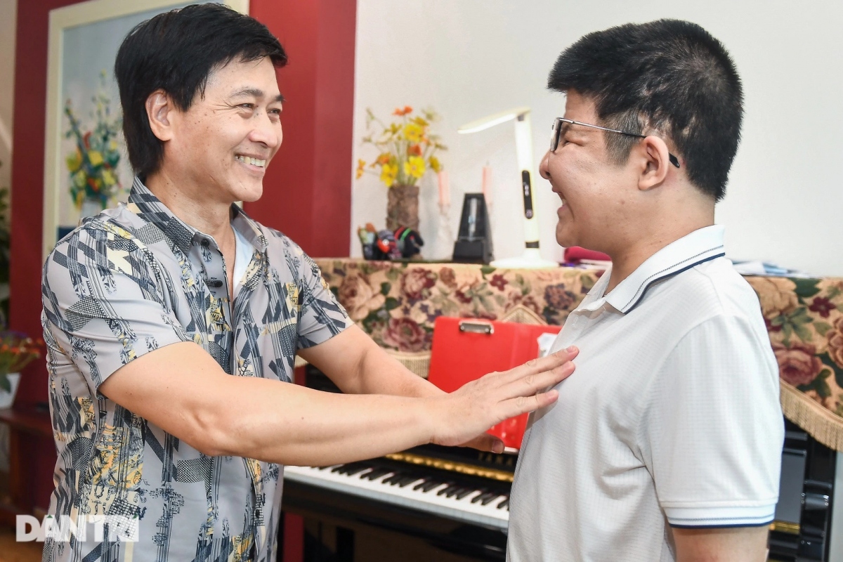 Nói về cách nuôi dạy con trai Bôm, Nghệ sĩ Quốc Tuấn chia sẻ: "Bất kỳ ai cũng có điểm tốt, xấu, tôi cũng vậy thôi. Thế nhưng, từ khi có Bôm, tôi ngay ngắn hơn, không có điều kiện để bộc lộ. Cuộc sống tôi cứ cuốn theo Bôm, đến nay đã là 22 năm rồi, từ ngày con chào đời.
Tôi chân thành và có trách nhiệm nên cũng truyền cho Bôm cái đó, dù cuộc sống có thế nào thì mình vẫn cố gắng tử tế. Chỉ có như vậy, con mới hòa nhập với xã hội, mới được mọi người yêu thương, đó vẫn là thứ quan trọng nhất.
Thứ 2 là tôi luôn dạy con phải tự tin vào bản thân mình, cố gắng làm những gì mình mơ ước. Bôm yêu âm nhạc thì phải làm đến cùng, phải lao động và tập trung vào âm nhạc. Tôi nói với con, bất cứ ngành nghề nào cũng khó khăn, làm nghệ thuật càng khó khăn gấp bội. Lười biếng, không tự tin thì chẳng bao giờ thành công cả". (Nguồn: Dân Việt)