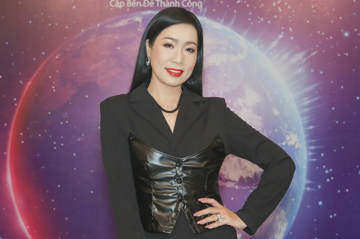 NSND Trịnh Kim Chi là một trong các giám khảo của cuộc thi Miss World Business lần thứ 10 - 2024. Tại sự kiện, chị chia sẻ sẽ chấm thi với tinh thần nhiệt huyết, háo hức. Từng hợp tác nhiều lần với đơn vị tổ chức, Trịnh Kim Chi mong tiếp tục tìm ra người phụ nữ chiến thắng chung cuộc hội đủ yếu tố tâm - tầm - tài - sắc.
Theo chị, người phụ nữ hiện đại có thể làm tốt công việc, phát triển sự nghiệp đồng thời chu toàn gia đình, thậm chí tham gia các công tác xã hội. Nghệ sĩ muốn lan tỏa tinh thần này để phụ nữ sống tự tin và có trách nhiệm hơn. Trịnh Kim Chi luôn thấy vui, bồi hồi mỗi lần báo chí gọi mình là 'Á hậu duy nhất trong lịch sử là Nghệ sĩ nhân dân'. (Nguồn: VietNamNet)