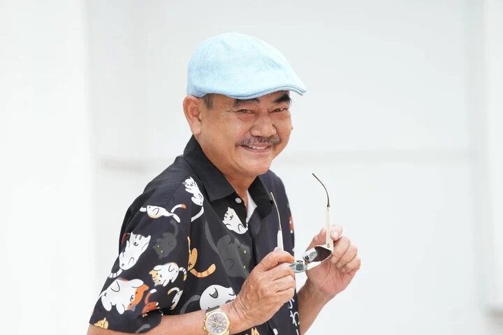 Thời gian qua, NSND Việt Anh liên tục đăng ảnh tình cảm bên một cô gái trẻ và chia sẻ nhiều về tình yêu. Điều này khiến khán giả xôn xao ông đã tìm được hạnh phúc ở tuổi U70. Sau đó, NSND Việt Anh phủ nhận tin đang yêu bạn gái kém nhiều tuổi. Theo NSND Việt Anh, những hình ảnh ông chia sẻ chỉ là trò đùa của học trò. Nam nghệ sĩ khẳng định vẫn độc thân và cô gái chụp ảnh thân mật cùng mình là bạn của học trò.
Nam nghệ sĩ từng trải qua một cuộc hôn nhân không trọn vẹn với cựu diễn viên Phương Linh. Sau đổ vỡ, Việt Anh gặp và yêu một người phụ nữ kém mình nhiều tuổi. Tuy nhiên mối tình này cũng đi vào ngõ cụt dù có 8 năm bên nhau. Nam nghệ sĩ tự nhận số mình hẩm hiu tình duyên nên chấp nhận và không oán trách bất cứ ai.
Con gái Việt Anh cũng đã trưởng thành và hiện đang học tập tại Úc. Vì xa cách nhiều năm, Việt Anh không tâm sự, chia sẻ quá nhiều song anh cho biết con gái tinh tế và thấu hiểu cho hoàn cảnh của bố. (Nguồn: VTC News)