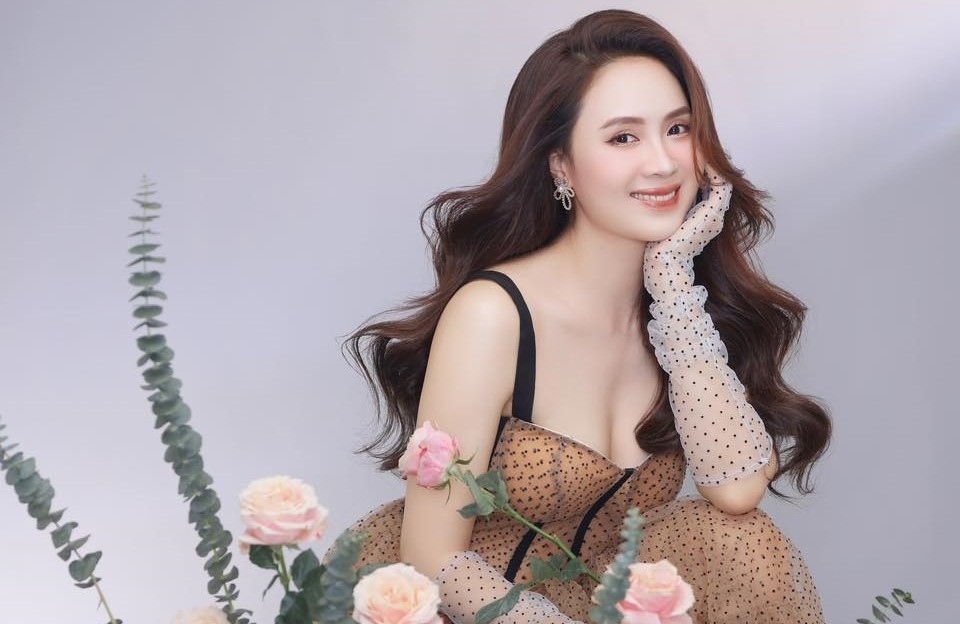 Hồng Diễm chuyên vào vai số phận, gần nhất là Ngân Hà trong 'Trạm cứu hộ trái tim' dù đời thực cô có cuộc sống hạnh phúc viên mãn. Đây là lần đầu Hồng Diễm kết hợp với Quang Sự, bạn diễn kém cô 1 tuổi. Cả hai diễn viên đều đồng điệu ở nguyên tắc nói không với cảnh nóng trên phim truyền hình dù vào vai vợ chồng. 
Xuất thân là người mẫu nên cũng dễ hiểu khi bà mẹ hai con luôn biết gây chú ý ở mỗi khung hình dù mặc trang phục gì. Dù tuổi đã ngoài 40 nhưng Hồng Diễm vẫn vô cùng cuốn hút. Cô được nhận xét mang vẻ đẹp phúc hậu và đằm thắm, nữ tính và rất đàn bà. 
Nữ diễn viên cho biết cô đề ra nguyên tắc không đóng cảnh nóng trên phim, dù chỉ là cảnh hôn với bạn diễn, để bảo vệ tổ ấm của mình. Các bạn diễn nam cũng rất tôn trọng nguyên tắc này của cô. (Nguồn: VietNamNet)