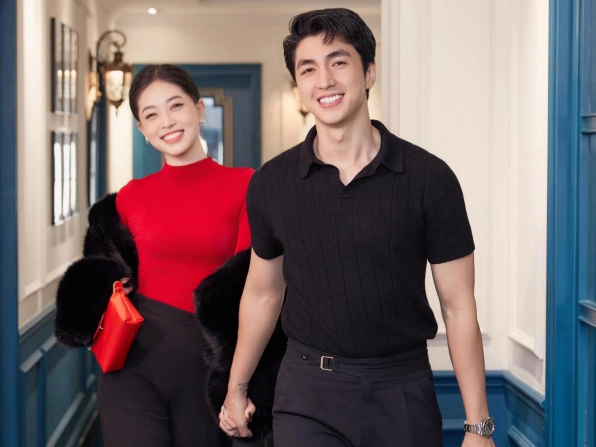Chỉ trong thời gian ngắn, đoạn clip ghi lại cảnh vợ chồng Bình An - Phương Nga "tác động vật lý" với nhau đã đạt hơn 2 triệu lượt xem và hàng ngàn lượt yêu thích, bình luận trên mạng xã hội. Trong đoạn clip, Bình An lỡ tay đánh vào đùi của Phương Nga. Ngay lập tức, Phương Nga nhăn nhó và thốt lên: "Đau quá bạn ơi". Đáng chú ý, cô còn "ăn miếng trả miếng" bằng việc vung tay đánh mạnh vào đùi chồng, rồi tiếp tục bấm điện thoại, còn Bình An thể hiện vẻ mặt ngơ ngác và có chút bất ngờ. Dưới bài đăng, cô cũng vui vẻ phản hồi bình luận của bạn bè và người hâm mộ, cho biết bản thân rất bất ngờ khi đoạn clip của 2 vợ chồng gây sốt mạng xã hội chỉ sau một đêm. Ngoài ra, Phương Nga cũng "nửa đùa nửa thật" cho biết bình thường mình "thùy mị, nết na" không ai biết, đến khi đánh chồng thì... mọi người đều hay. (Nguồn: Dân trí)