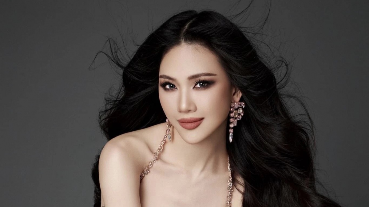 Hôm 29/3, mạng xã hội lan truyền thông tin Bùi Quỳnh Hoa bị thôi học, được mọi người quan tâm. Cụ thể theo danh sách sinh viên bị buộc thôi học vì vi phạm quy chế tại Trường đại học Sân khấu Điện ảnh TP.HCM, người đẹp quê Hà Nội đã bỏ trắng một học kỳ.
Thông tin này nhận được sự quan tâm của cộng đồng mạng. Nhiều người không khỏi hoang mang bởi cách đây không lâu, mỹ nhân sinh năm 1998 vui mừng chia sẻ thông tin cô trúng tuyển ngành Đạo diễn điện ảnh tại Trường đại học Sân khấu Điện ảnh TP.HCM và nhận được lời chúc mừng của khán giả. Trước đó, Miss Universe Vietnam 2023 từng theo học Đại học Kinh doanh và Công nghệ Hà Nội.
Một nguồn tin cho biết Bùi Quỳnh Hoa tham dự các cuộc thi hoa hậu trùng với lịch thi cử của trường nên không đủ điều kiện hoàn thành học kỳ. Đó là lý do cô có tên trong danh sách bị buộc thôi học của Trường đại học Sân khấu Điện ảnh TP.HCM. (Nguồn: Thanh niên)