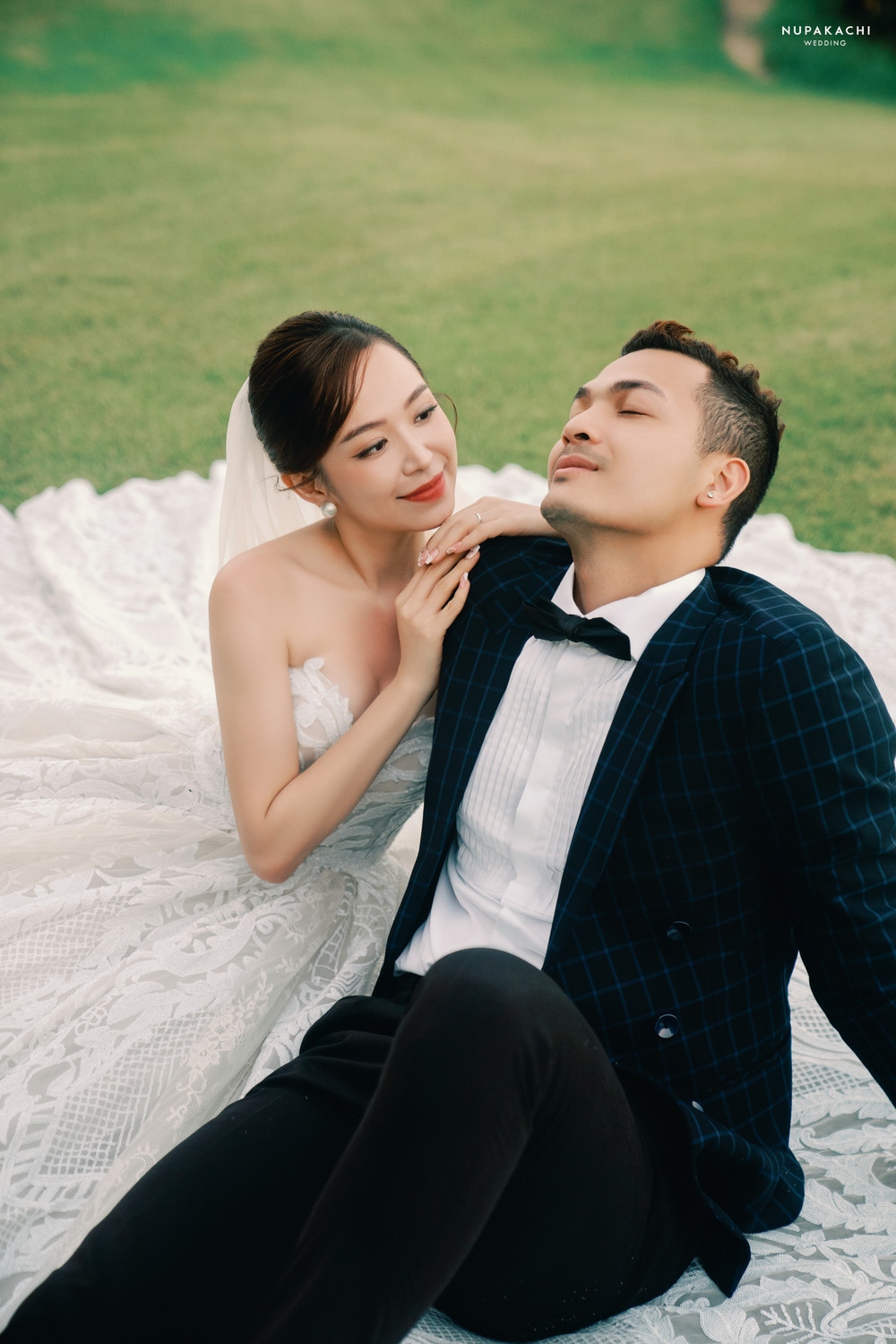 Dù mới lập gia đình với diễn viên Kim Oanh, Vũ Tuấn Việt khẳng định anh không có quá nhiều nguyên tắc khi đóng chung với bạn diễn nữ. "Diễn viên là nghề đặc thù, nếu cứ rập khuôn quá cũng khó tạo nên sự đa dạng cho phim. Vì vậy người bạn đời nhất định phải có sự cảm thông lớn. Tôi và Kim Oanh đều là người suy nghĩ thấu đáo nên biết phân biệt đâu là phim, đâu là đời", nam diễn viên bày tỏ. (Nguồn: Dân Việt)