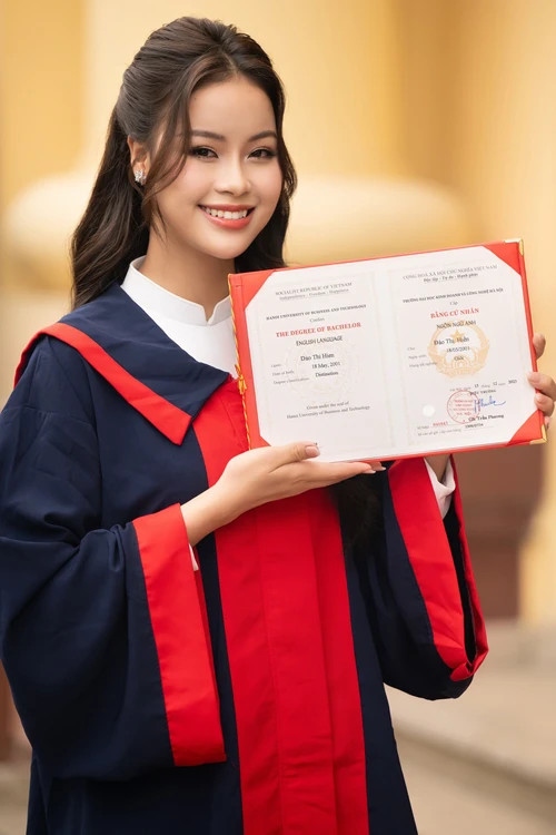 Á hậu Đào Thị Hiền thông báo về việc cô đã tốt nghiệp Đại học Kinh doanh và Công nghệ Hà Nội, chuyên ngành Ngôn ngữ Anh. “Một hành trình không ngắn cũng không dài, tôi vẫn tự hào vì bản thân luôn nỗ lực cho con đường học vấn. Hôm nay, tôi đã nhận được một dấu ấn cực kỳ ngọt ngào cho bản thân.
Tốt nghiệp cử nhân ngành Ngôn ngữ Anh của Đại học Kinh doanh và Công nghệ Hà Nội chính là cánh cửa tiếp theo mở ra một chặng đường mới để tôi khám phá và phát triển bản thân”, Đào Hiền chia sẻ.
Á hậu Đào Hiền hoàn thành chương trình học đúng hạn và tốt nghiệp loại giỏi. Á hậu Đào Hiền cho biết cô dự định học tiếp cao học. (Nguồn: Tiền Phong)