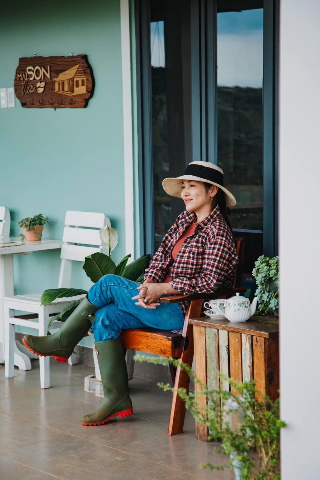 Ca sĩ Hoàng Lê Vi và nhạc sĩ Trương Lê Sơn quyết định tạm rời TP.HCM, chuyển đến Đà Lạt sinh sống. Cặp đôi cùng trải nghiệm cuộc sống làm nông ở nhà vườn rộng khoảng 2.000m2. Hoàng Lê Vi từng tiết lộ vợ chồng cô bỏ phố về rừng để điều trị bệnh trầm cảm. Thời điểm ấy, âm nhạc không đủ chữa lành vết thương trong tâm hồn cô. Nữ ca sĩ càng hát càng bị kéo vào nỗi buồn và sự bế tắc.  Nữ ca sĩ tâm sự: "Lúc ấy, tôi chưa hiểu rõ bản thân. Sống ở Đà Lạt không vội vã, áp lực, không gian yên tĩnh giúp tôi thấu hiểu bài học nhân sinh. Tôi học cách chấp nhận biến cố cuộc sống, vui vẻ nhìn lại và biết rằng mình phải đặt hết những điều đó ở lại phía sau, thế là an lành”. (Nguồn: VietNamNet)