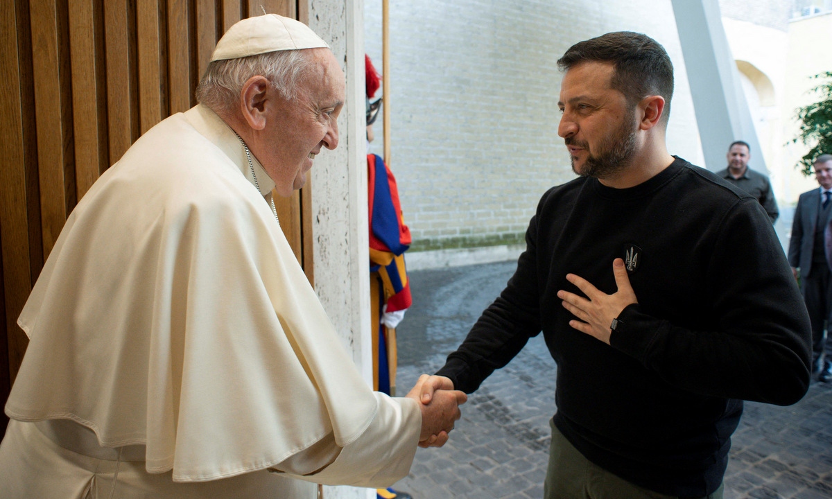 Giáo hoàng Francis gặp Tổng thống Zelensky tại Vatican hôm 13/5/2023 (Ảnh: Reuters)