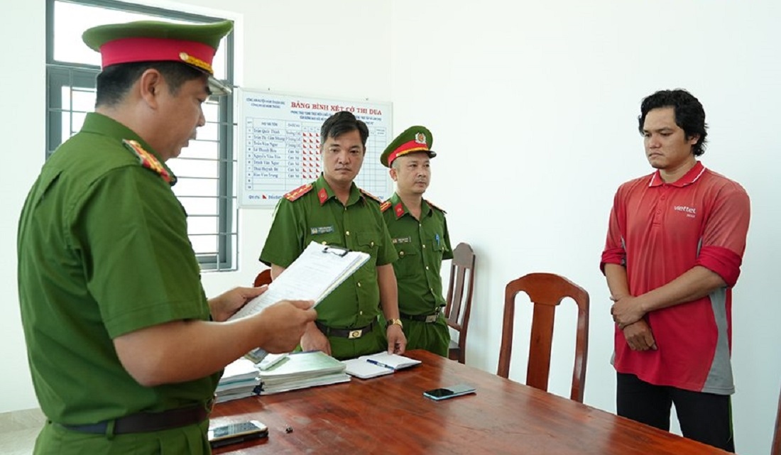 Đối tượng Nguyễn Thành Duy tại cơ quan công an. (Ảnh: CABT)