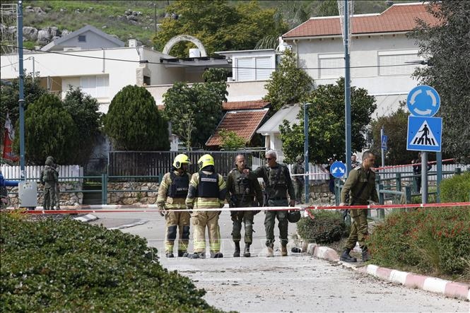 Lực lượng an ninh Israel kiểm tra khu vực trúng rocket từ Liban tại thị trấn biên giới Kiryat Shmona, ngày 13/2. Ảnh: AFP/TTXVN