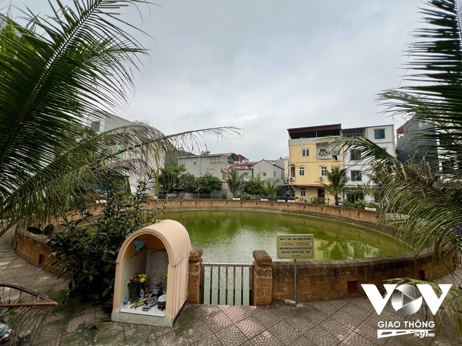 Giếng có đường kính miệng lên đến 30m, bề mặt bao phủ một diện tích 800m2. Độ sâu của giếng nước đạt 8m.