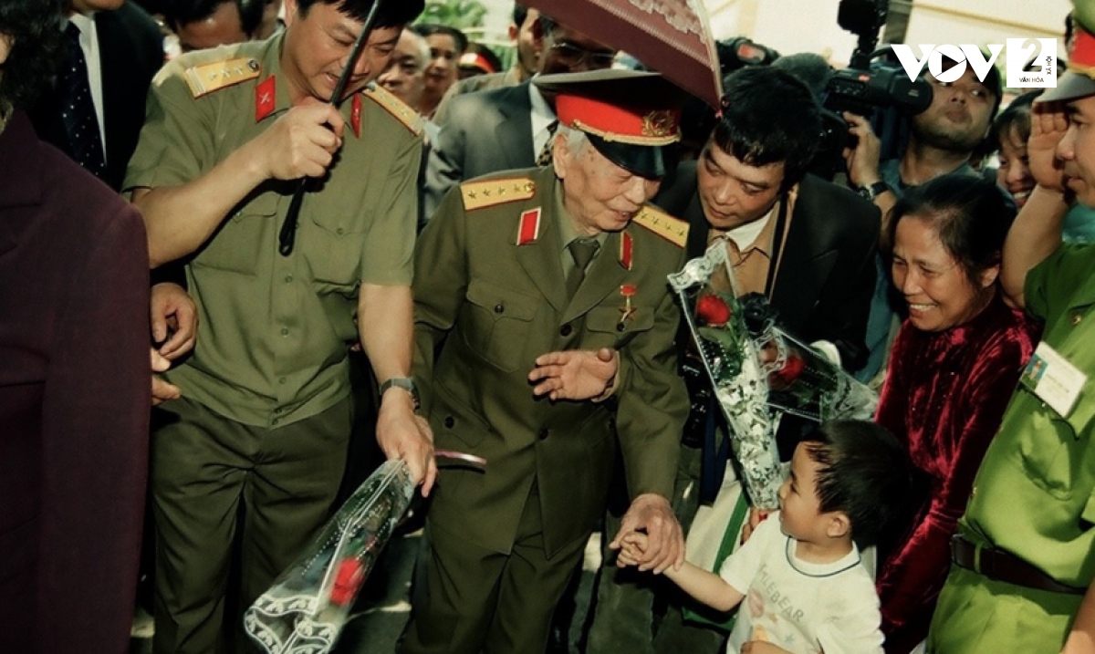 Bức ảnh Đại tướng Võ Nguyên Giáp thăm lại Điện Biên Phủ, tác giả: Trần Hồng.