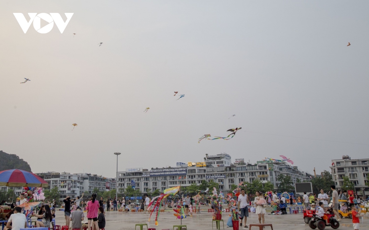 The kite flying festival also aims to respond to the 2024 tourism stimulus programme being held in Ha Long city and is a practical activity in response to Quang Ninh Tourism Week 2024.