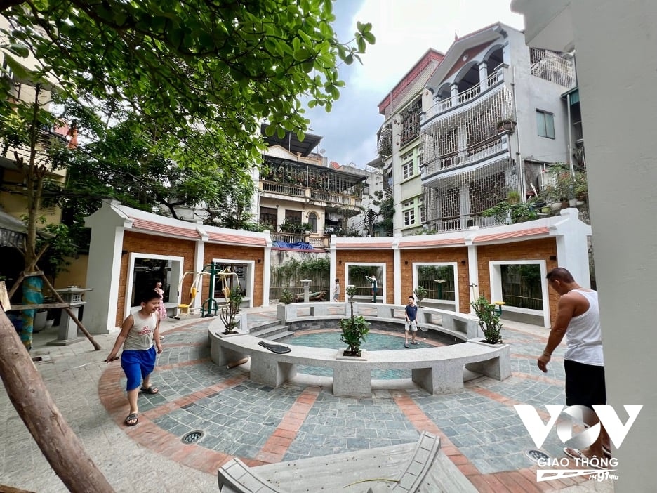 Các em nhỏ ra sân đánh cầu lông sau giờ tan học.