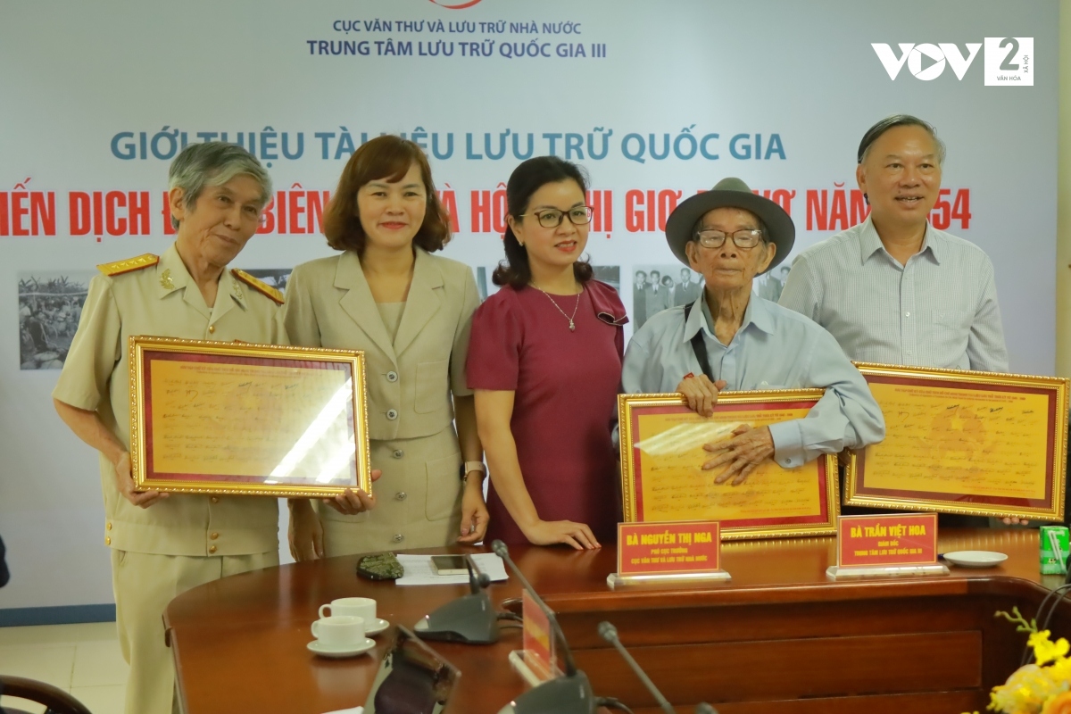 Đại diện Trung tâm Lưu trữ quốc gia III và Cục Văn thư và Lưu trữ nhà nước trao tặng các đại biểu tham dự chương trình hình ảnh bộ sưu tập chữ ký của Chủ tịch Hồ Chí Minh.
