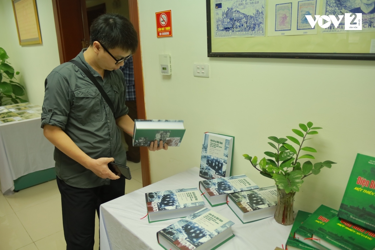 Các đại biểu xem tài liệu trưng bày